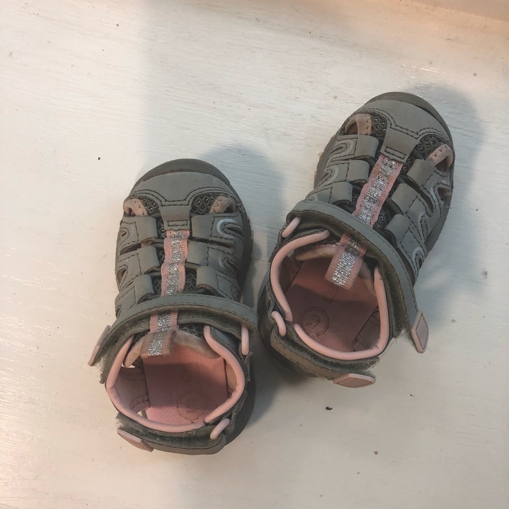 Cat & Jack all terrain Velcro sandal shoes. Fully adjustable. Toddler size 5